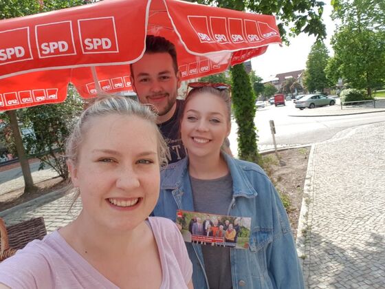 v.l.: Annalena Buße, Christoph Neubauer & Maria Pfannkuchen am Wahlkampfstand